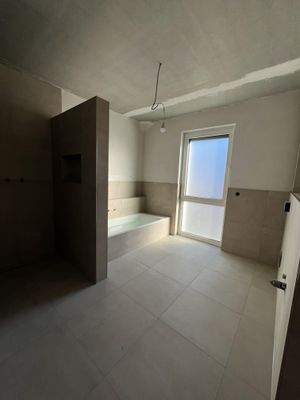 Bad mit ebener Dusche und Badewanne