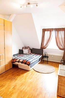 _MG_5038 arbeitszimmer mit schlafcouch hochformat