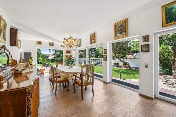 Esszimmer - Eleganter Wohn-/Ess-/Küchenbereich in offenem Grundriss