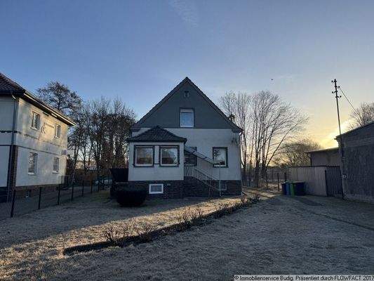 Blick vom Garten zum Haus