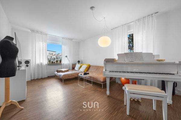 LICHTDURCHFLUTETES WOHNZIMMER