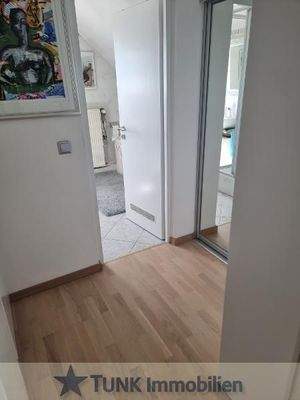 20 - Flur mit Einbauschränken