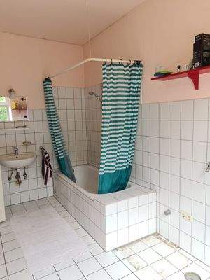 Bad mit Wanne u. WC im EG