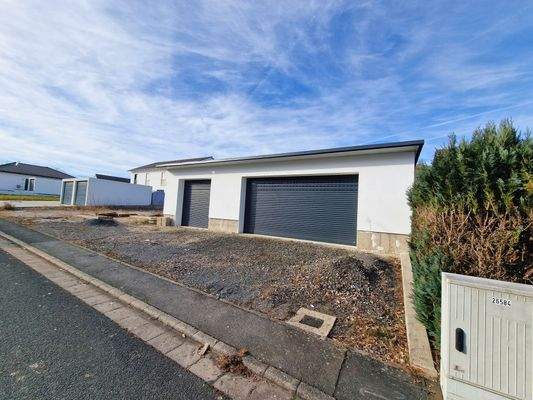 Großes Garagengebäude und Kfz-Stellplätze