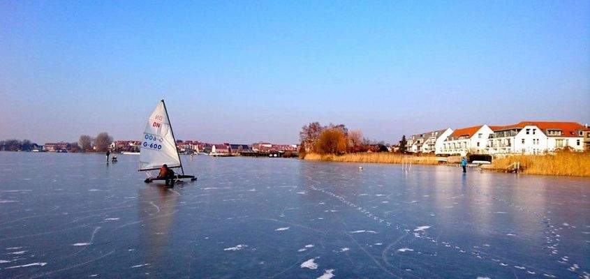 Eissegler vor dem Haus