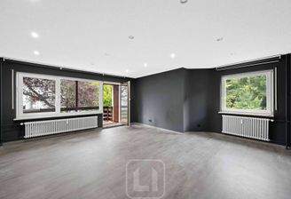 Geräumiges Wohnzimmer