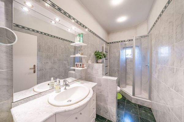 Gäste-WC mit Dusche