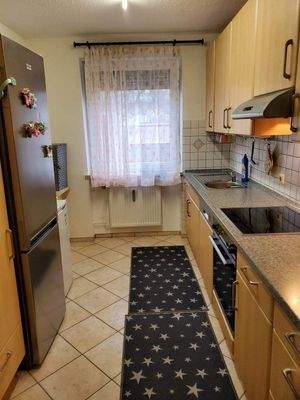 Küche mit moderner, gepflegter Einbauküche