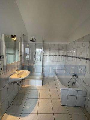 Bad mit Wanne und Dusche