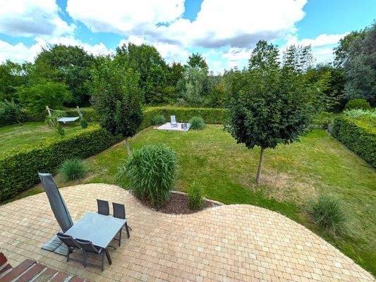 Der wundervolle Garten grenzt an einen unverbaubaren Grünbereich