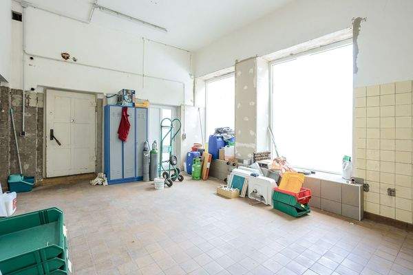 Gewerbeeinheit links