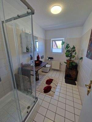 Zweites Badezimmer mit Dusche