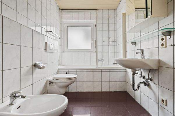 EG | Bad mit Wanne, WC & BD