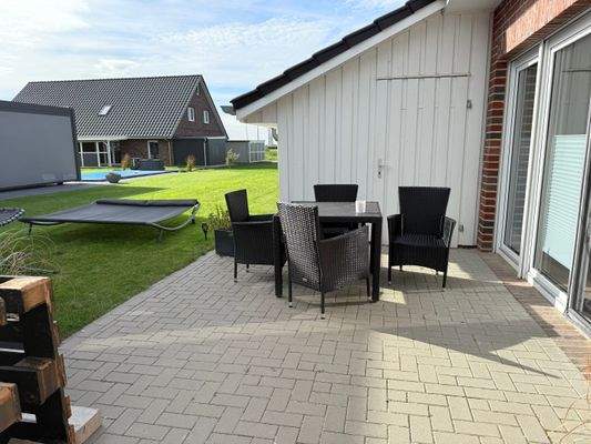 Terrasse und kleiner Garten