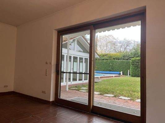 Wohnzimmer mit Poolblick