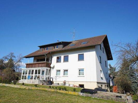 Außenansicht mit Balkon