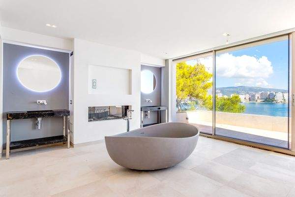 Badezimmer en Suite mit freistehender Badewanne