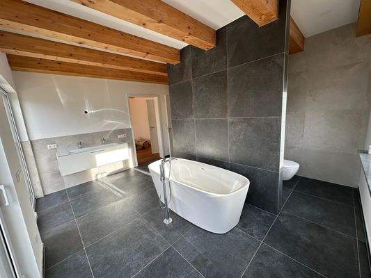 Hauptbadezimmer mit Badewanne und Dusche