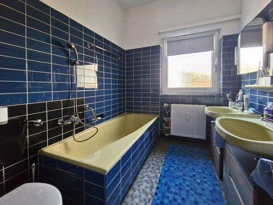 Tageslichtbad mit zwei Waschbecken