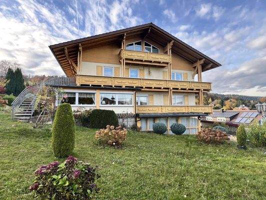 Ostseite mit Treppenabgang vom Balkon