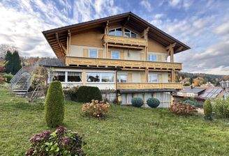 Ostseite mit Treppenabgang vom Balkon