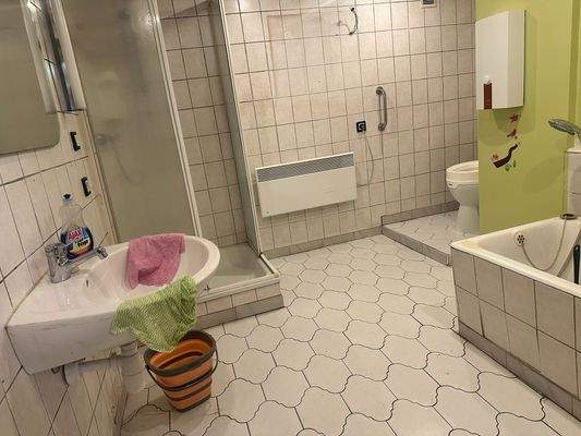 Bad mit Dusche +WC