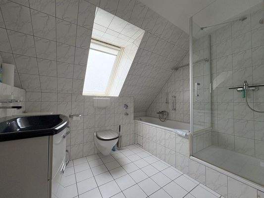 Badezimmer mit Dusche und Badewanne 