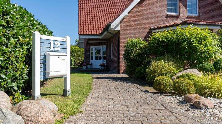 Weg zum Hauptzeingang