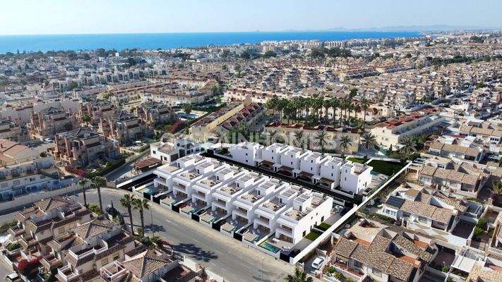 Stylish Houses with Pools Near the Beach in La Zenia Orihuela