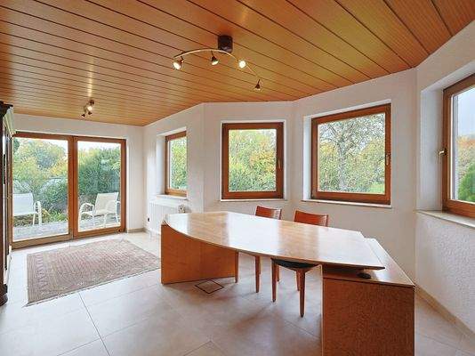 Schönes, helles Kinder- oder Arbeitszimmer mit Zugang zur Terrasse