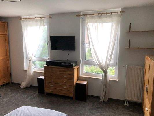 OG Schlafzimmer mit Fenster.jpg