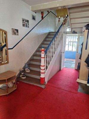 Flur mit Treppenaufgang ins Obergeschoss