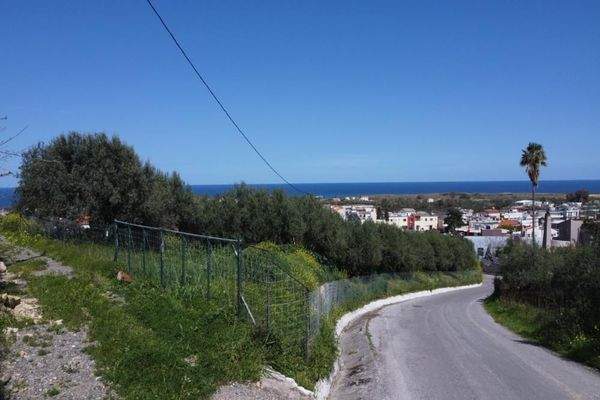 Kreta, Tavronitis: Erstklassiges Grundstück in der Nähe des Strandes zu verkaufen