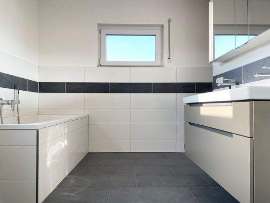 Badezimmer im OG (begehbar über Elternschlafzimmer)