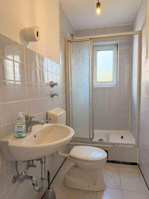 Gäste-WC mit Glasdusche