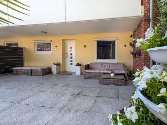 Halbüberdachte Terrasse / Gartenbereich