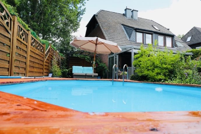 Wellness im eigenen Zuhause mit Gartenpool,  Wintergarten und Infrarotsauna - DHH mit Vollkeller