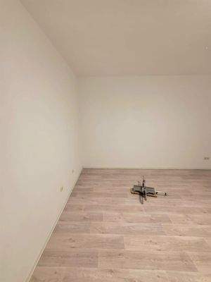 Bodenbelag der Wohnung mit weißen Sockelleisten