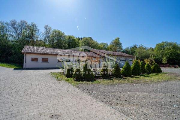 Bürogebäude mit Gewerbehalle