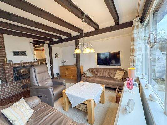 Wohnzimmer mit großer Fensterfront