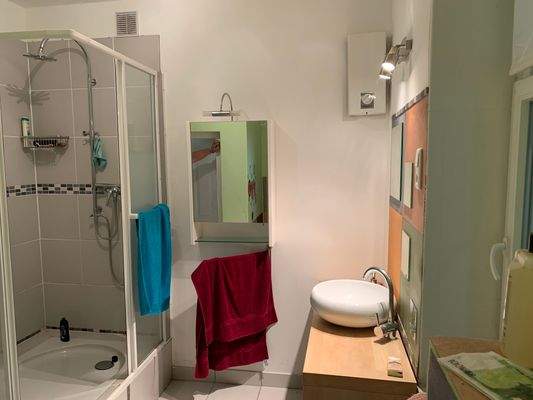 Badezimmer mit Dusche EG