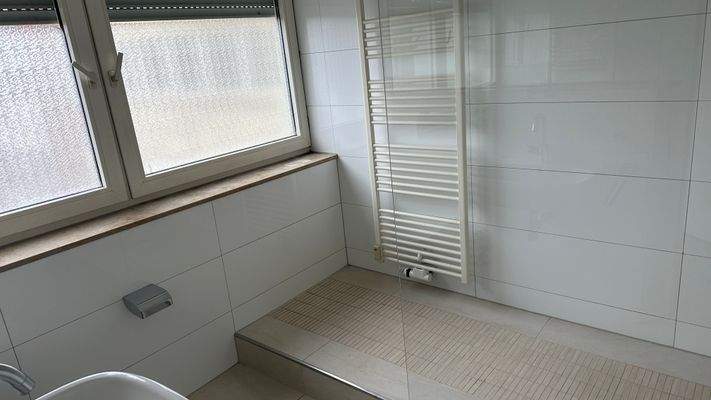 Dusche mit Fenster