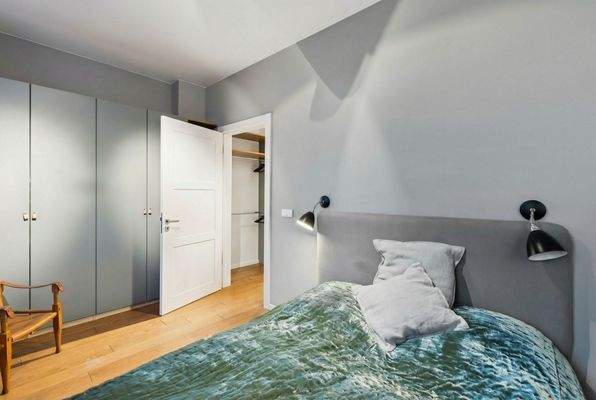 Schlafzimmer mit Zugang zum Balkon (KI-optimiertes Foto)