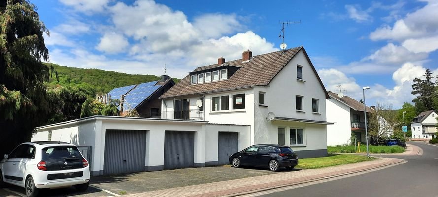 Ansicht Straßenseite mit Garagen u. Stellplätzen