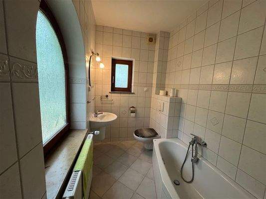 Gäste-WC mit Wanne im EG