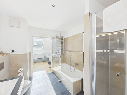 mit Dusche und Badewanne