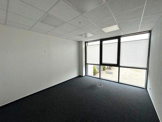 Büroraum mit Sonnenschutz 