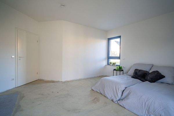 Der Raum hat eine komfortable Größe und bietet gute Stellmöglichkeiten.