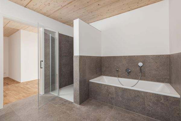 Bad mit Dusche u. Badewanne