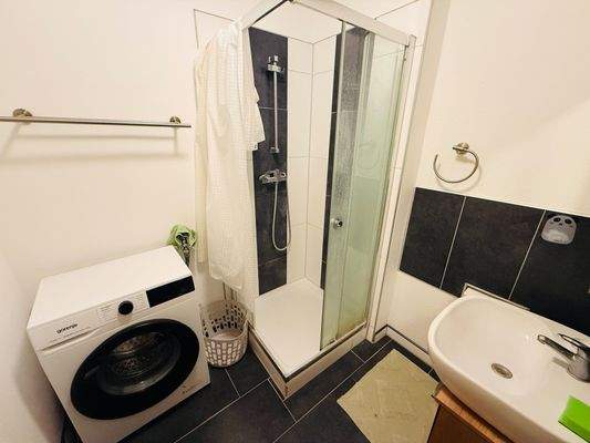 13 Badezimmer mit Dusche